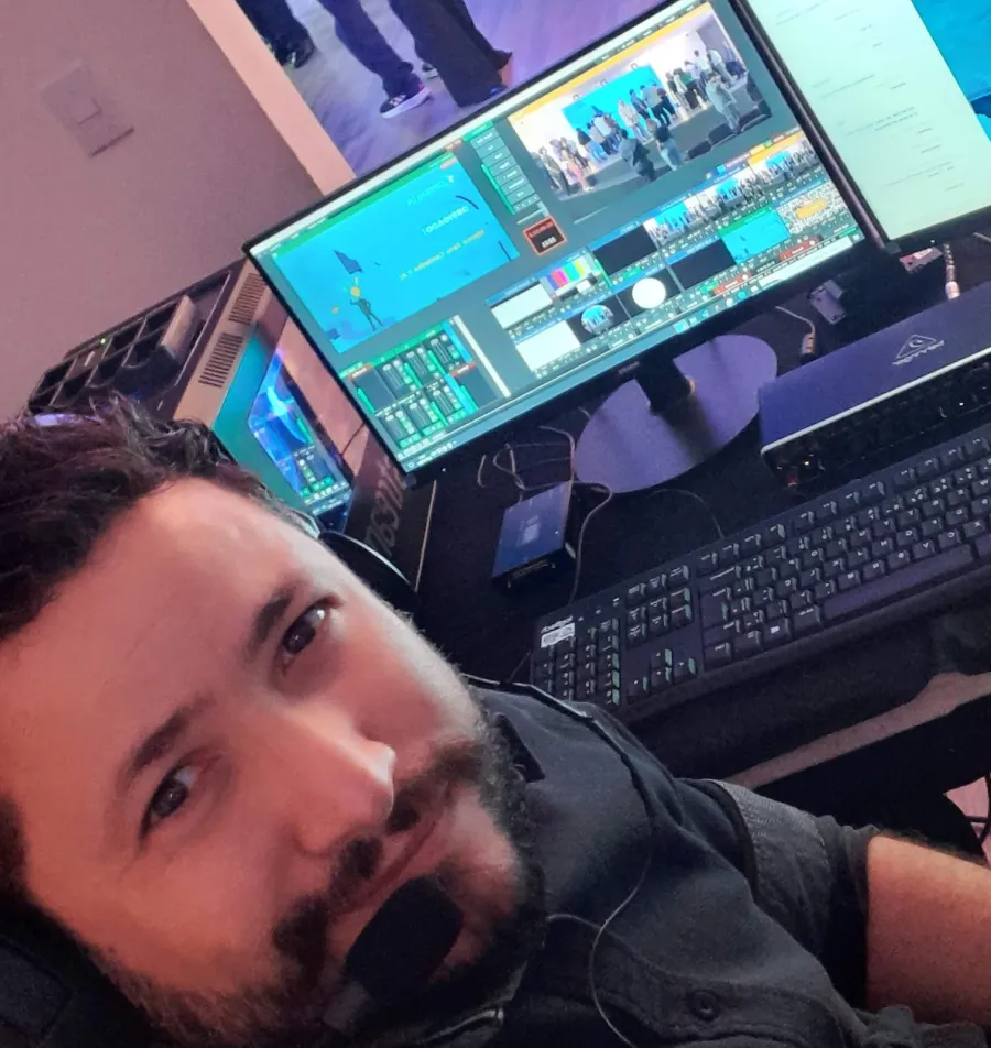 Mike Oliveira na mesa de corte durante uma transmissão ao vivo
