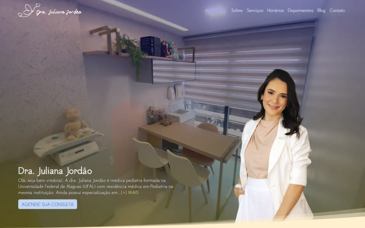 Dra. Juliana Jordão no computador